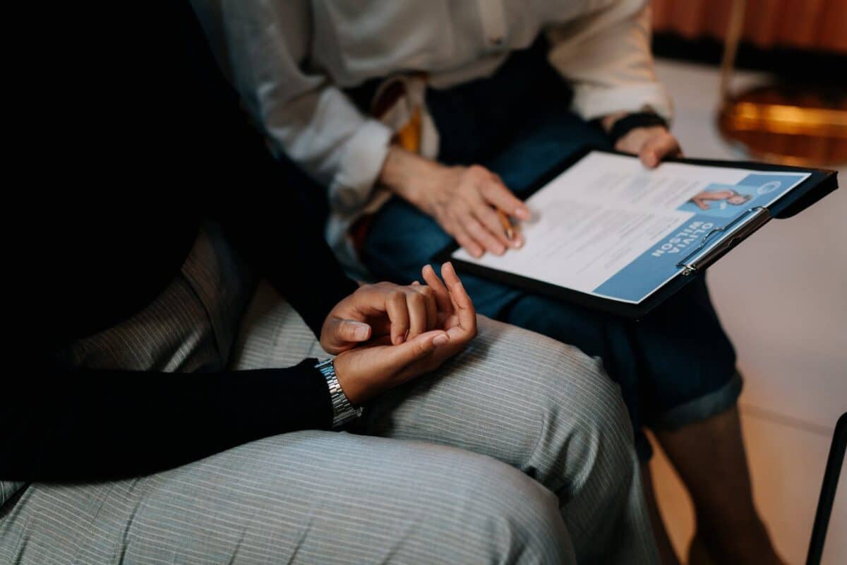 une personne parcourt un CV