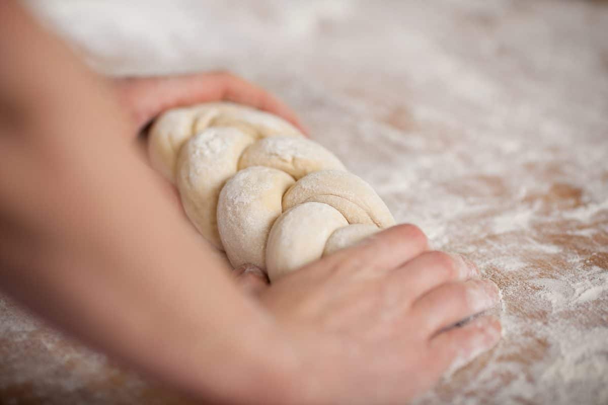Un boulanger confectionne une brioche