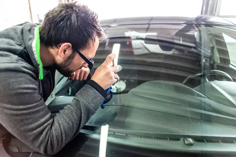 Conseils pour choisir le bon service de remplacement de pare-brise