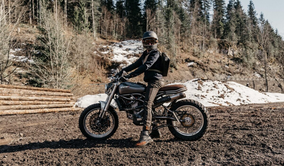 Motard arborant un équipement à l’esprit rétro en 2026