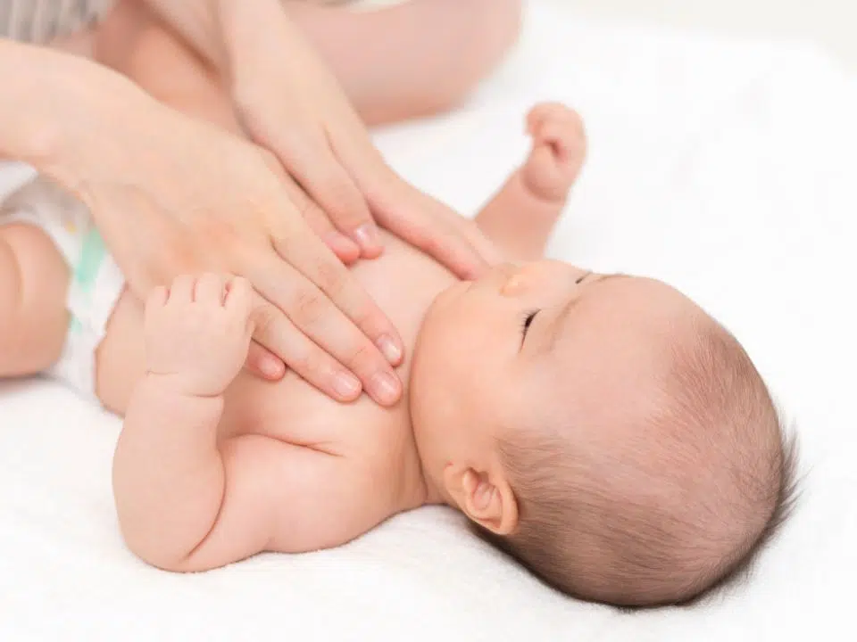 Skinhaptics - Les bienfaits du massage bébé sur son développement
