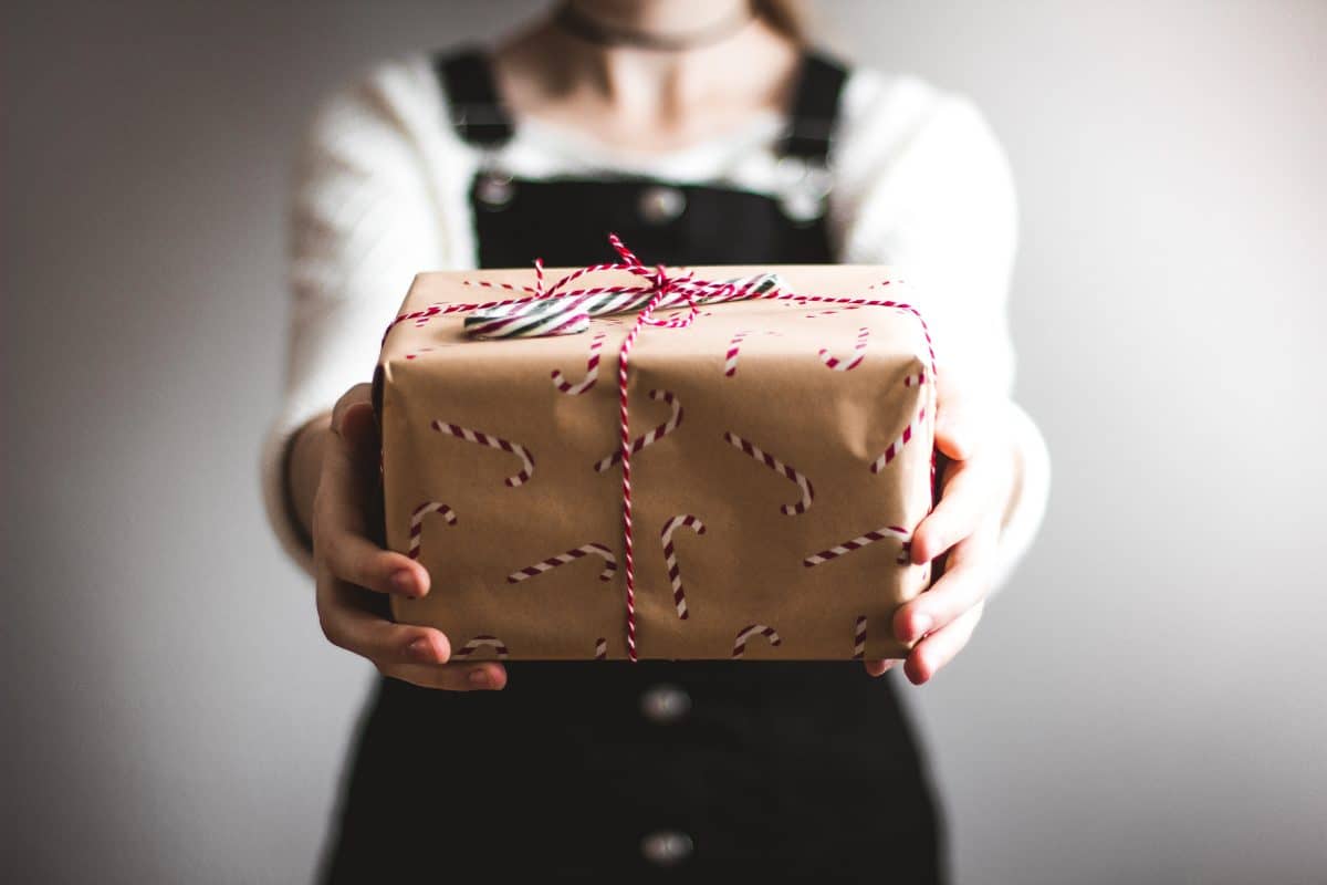 Un cadeau en papier kraft décoré de sucres d'orge