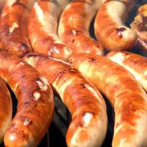 Des saucisses cuites au barbecue