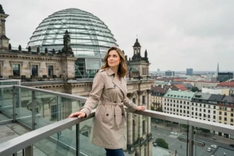 Femme sur la terrasse panoramique du Reichstag à Berlin avec vue sur la coupole en verre et la skyline de la ville