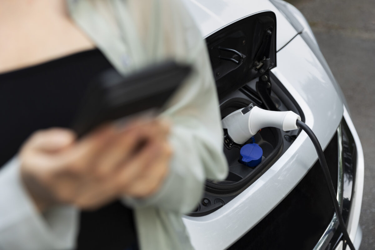 voiture électrique chargeant